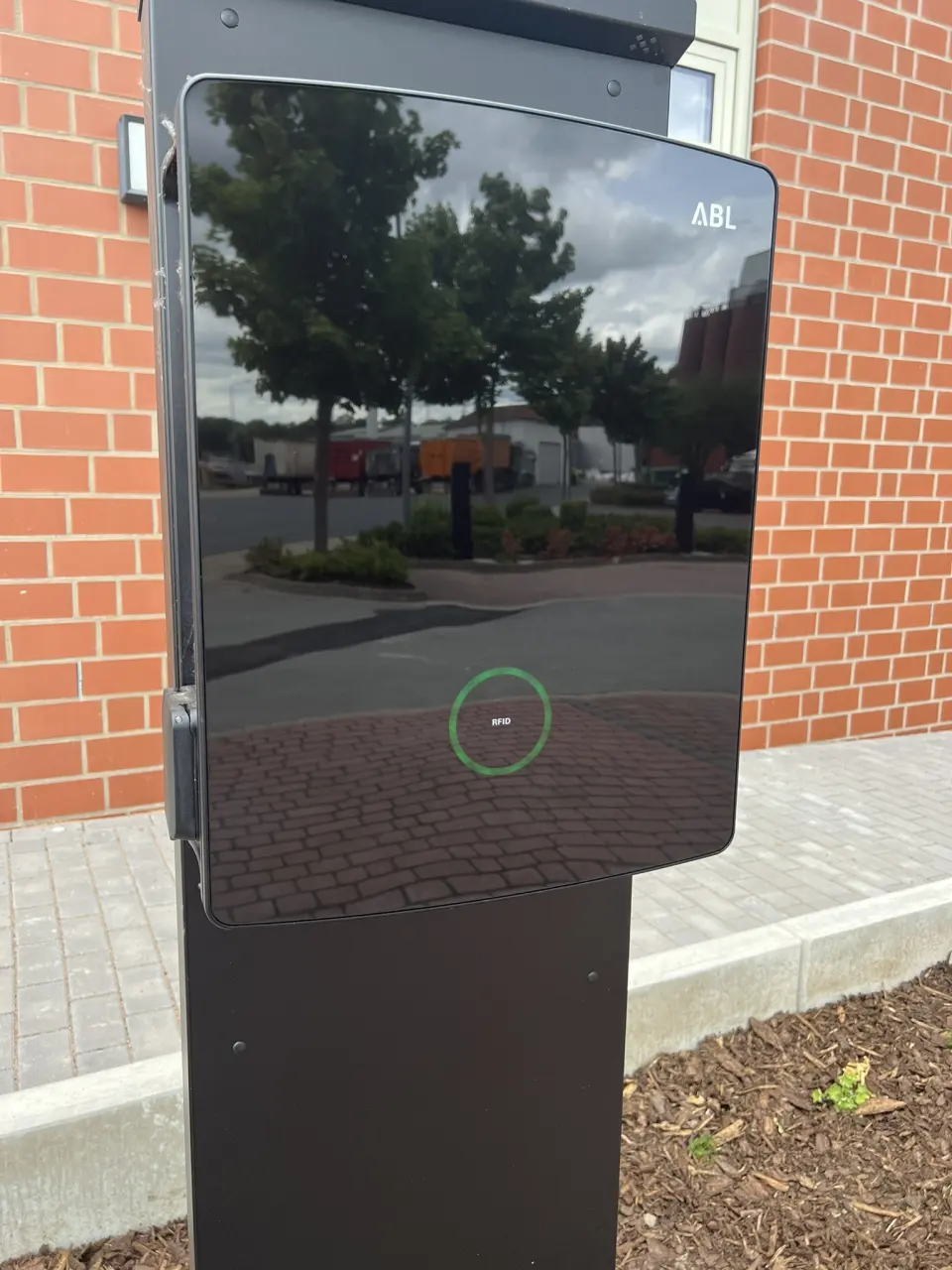 🔌 Installation eines Ladeparks mit ABL Ladesäulen und Reev Backend in Hameln ⚡