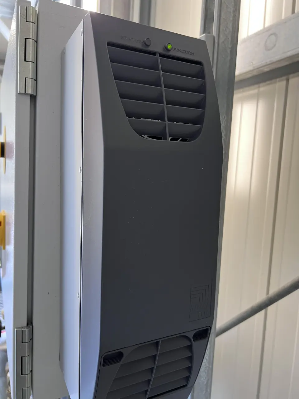 ❄️ Installation eines Klimageräts in einem Schaltschrank