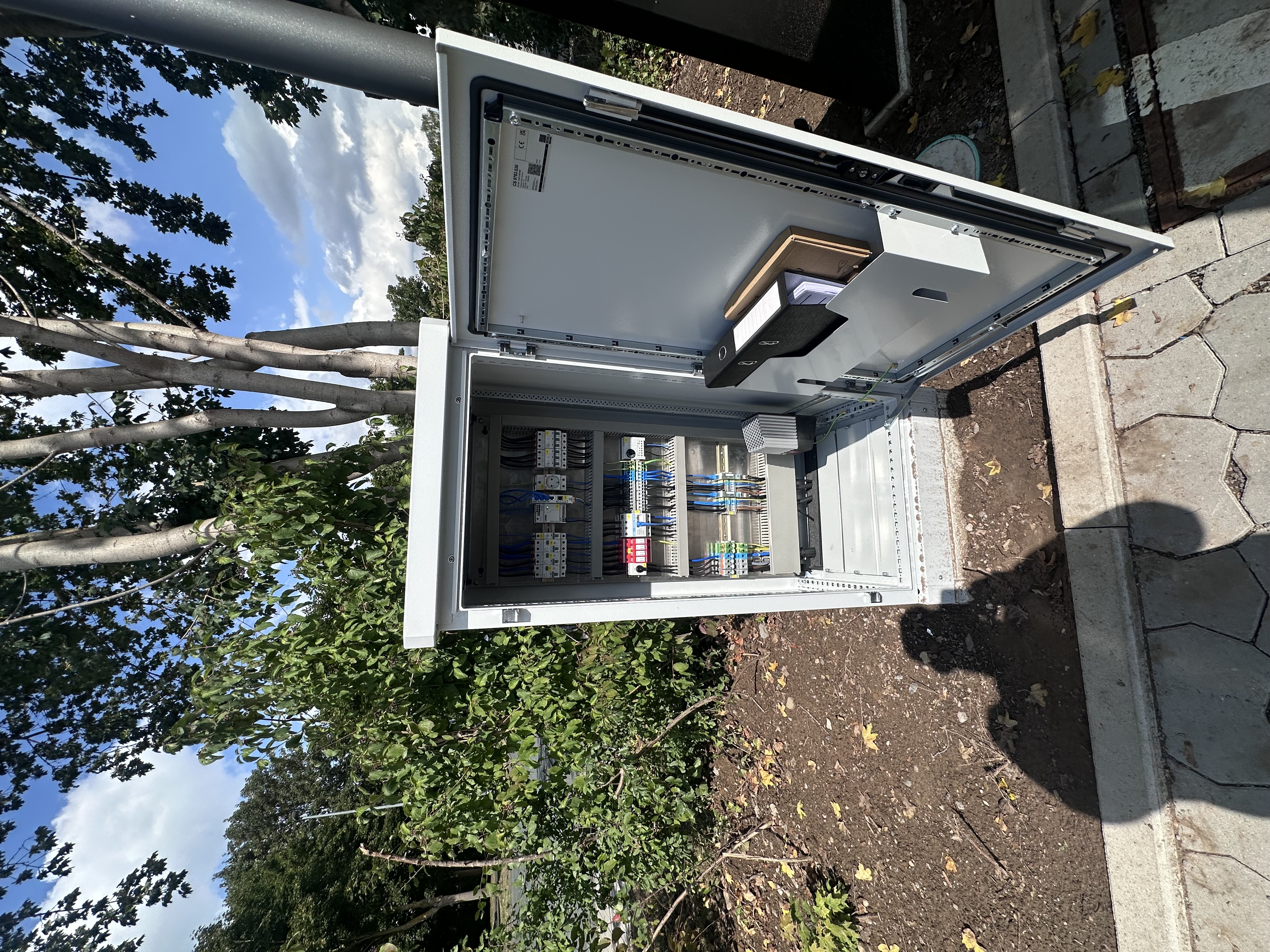 In Hameln haben wir einen Kleinen Öffentlich zugänglichen Ladepark installiert. Von der Pl