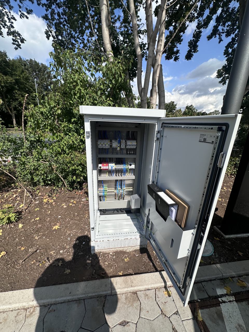 In Hameln haben wir einen Kleinen Öffentlich zugänglichen Ladepark installiert. Von der Pl