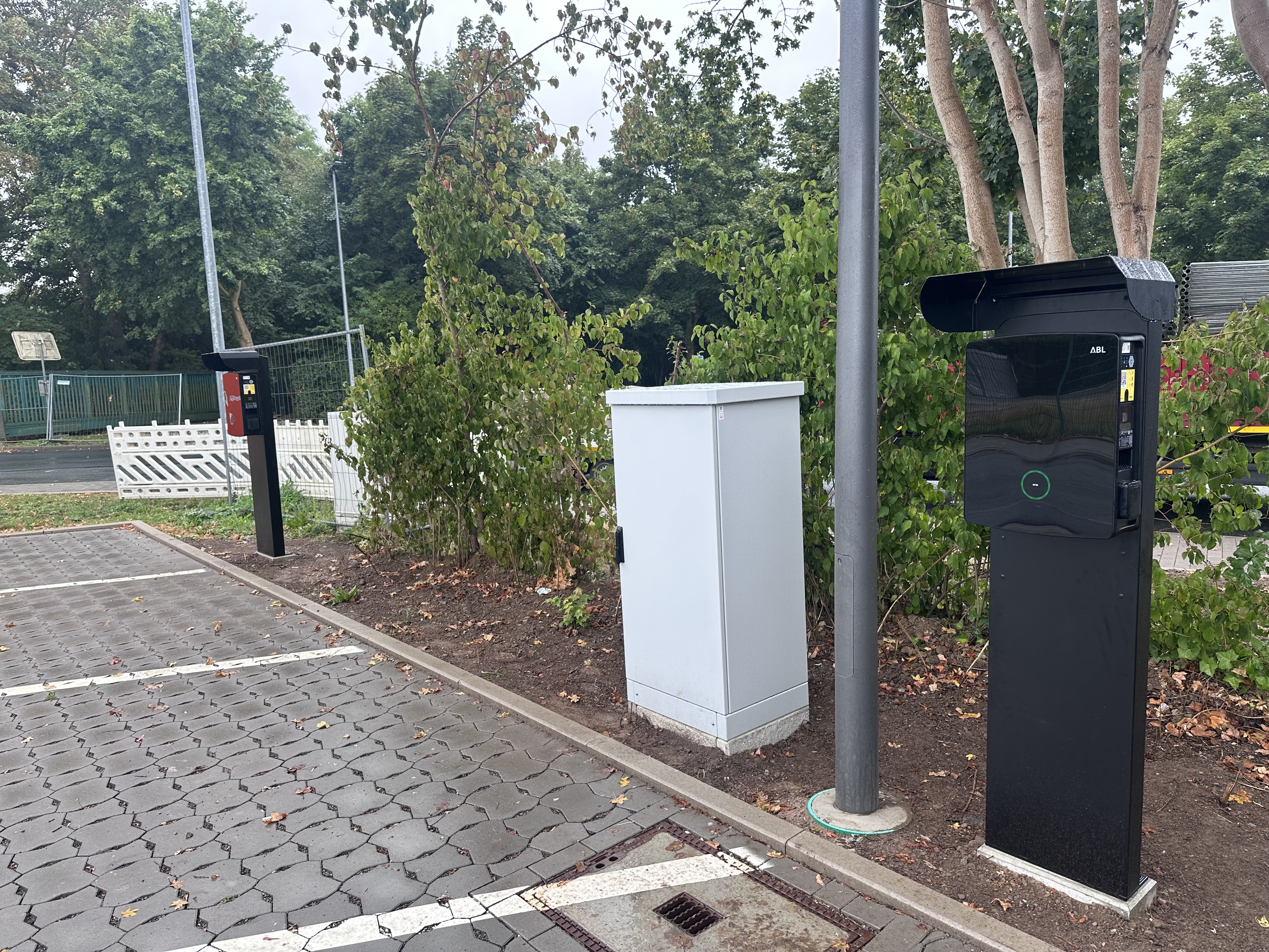 In Hameln haben wir einen Kleinen Öffentlich zugänglichen Ladepark installiert. Von der Pl
