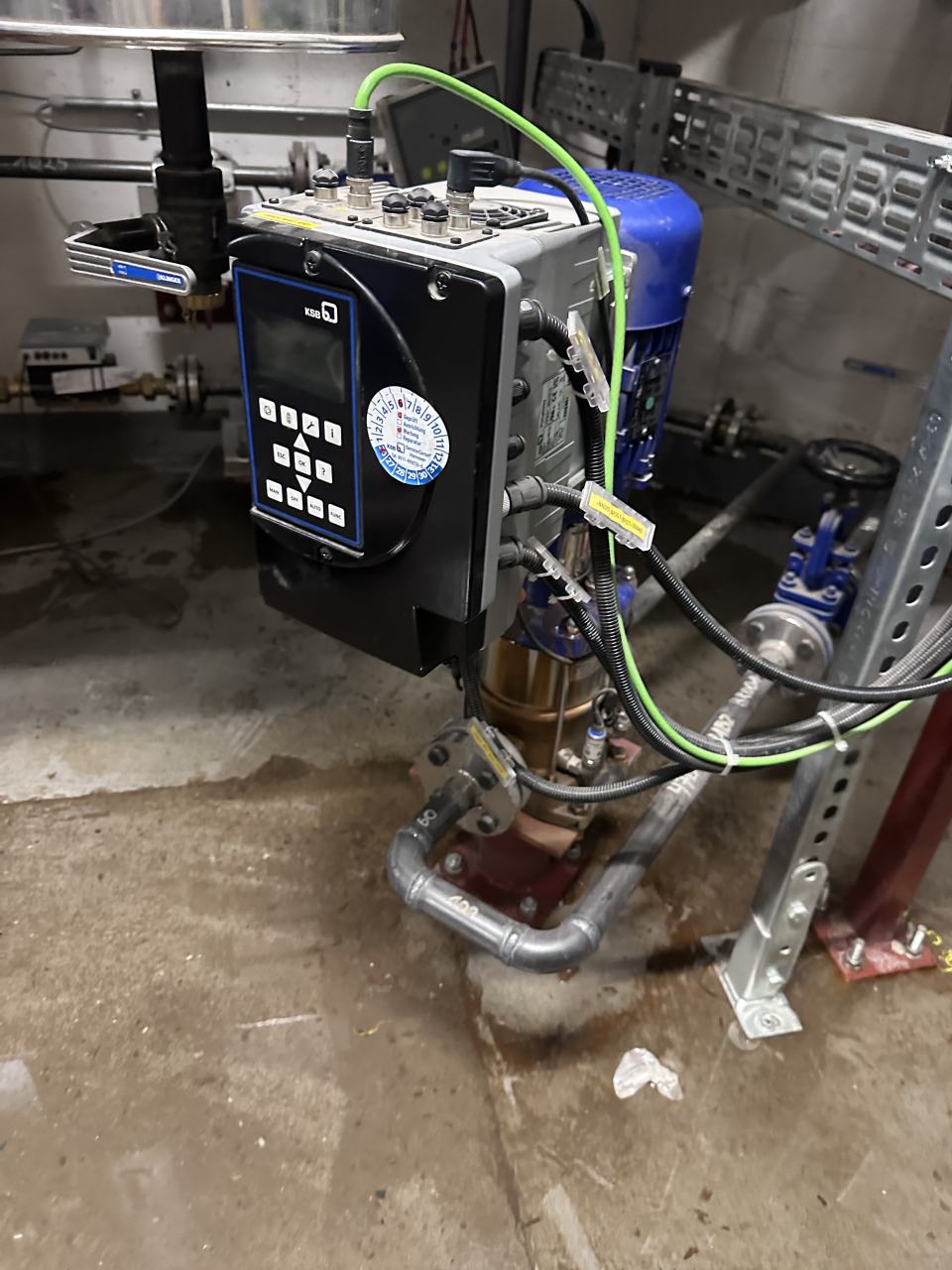 In Hameln haben wir eine Inlinepumpe freigeschaltet und abgeklemmt. Die Pumpe war undicht