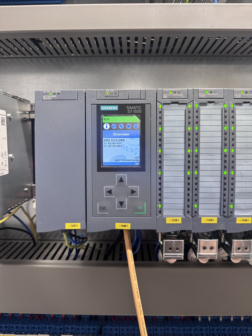 In Hameln haben wir eine Siemens S7-1500 Programmmiert inkl. HMI. Einprogrammiert wurden d
