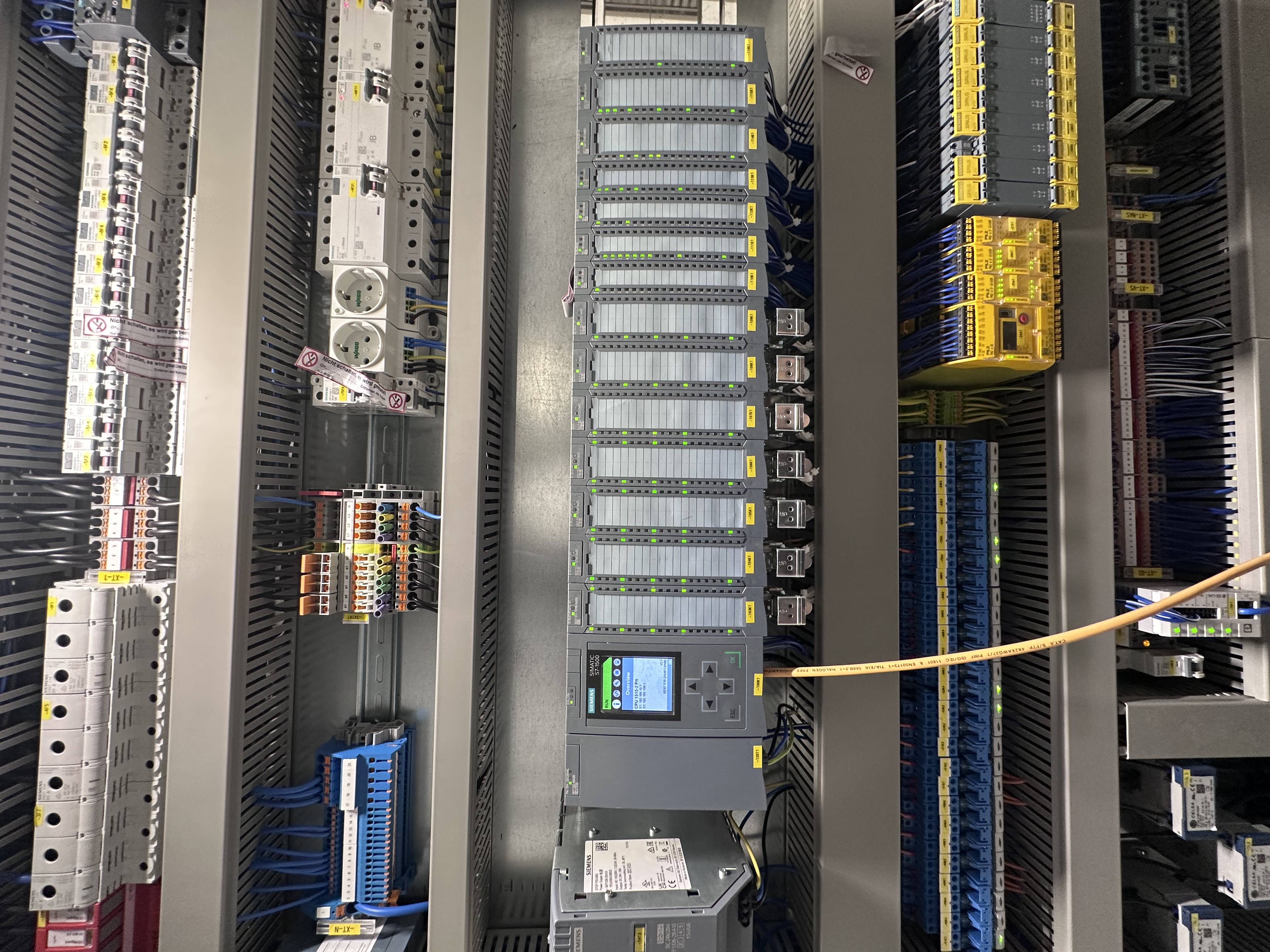 In Hameln haben wir eine Siemens S7-1500 Programmmiert inkl. HMI. Einprogrammiert wurden d
