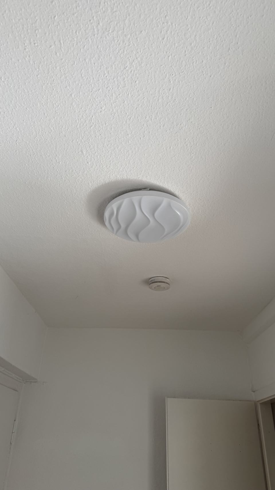 Heute in Einbeck in mehreren Räumen eines Einfamilienhauses Deckenlampen installiert.