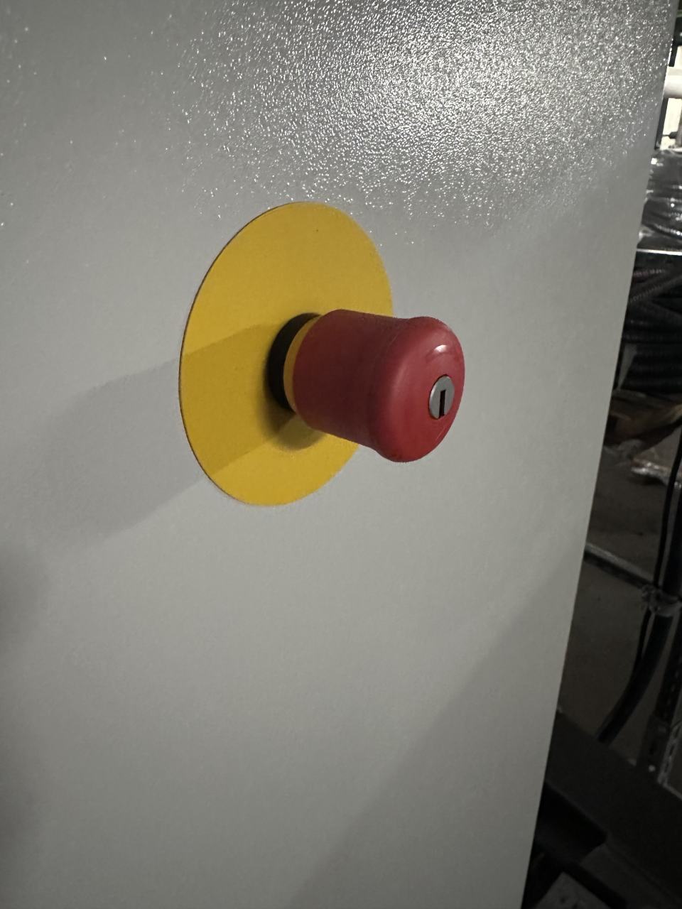 Installation und Funktionsprüfung eines Not-AUS. Bei einem Kunden in der Nähe von Hameln,
